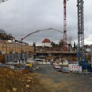 Betonieren des 1. Abschnitts Decke über UG-2 des 1. Bauabschnitt mit Betonpumpe, ca. 210 m³ Beton insgesamt.
